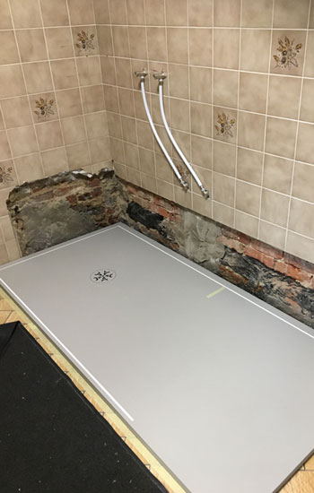 Op de plaats van je oude bad wordt eerst de doucheplaat geïnstalleerd